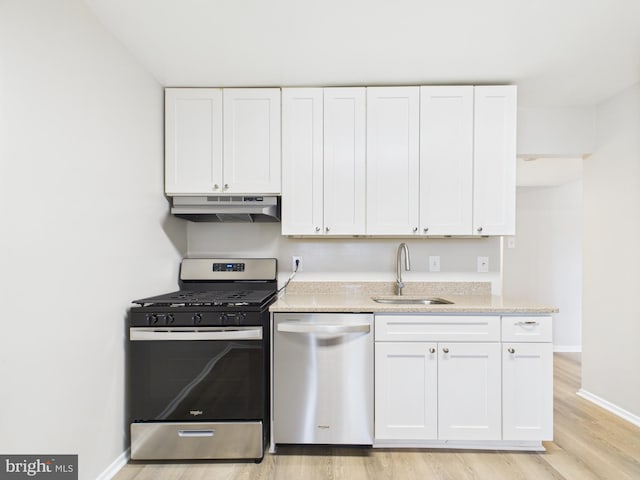 1643 Parkcrest Cir Unit 7C/101, Reston, VA 20190 - kitchen featuring stainless steel appliances, under cabinet range hood, light wood-type flooring, and white cabinetry