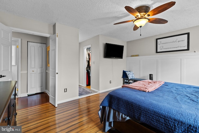 8 Pheasant Run Ct, Lutherville Timonium, MD 21093 - bedroom featuring wood finished floors, a textured ceiling, a walk in closet, baseboards, and a ceiling fan