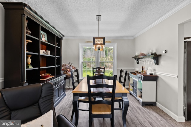 8 Pheasant Run Ct, Lutherville Timonium, MD 21093 - dining room featuring a textured ceiling, wood finished floors, ornamental molding, baseboards, and a chandelier