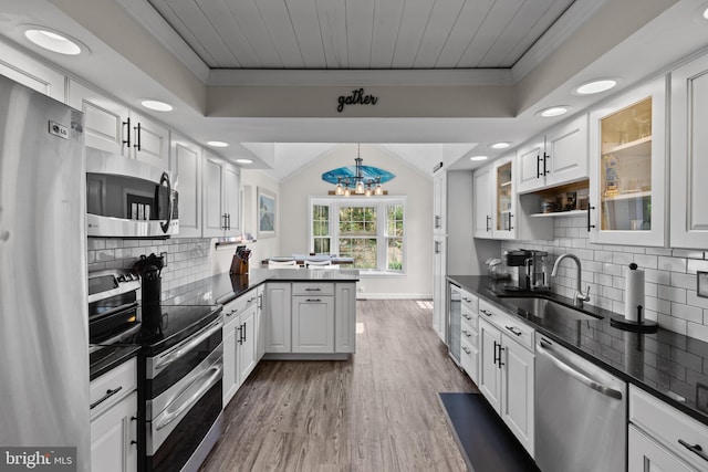 8 Pheasant Run Ct, Lutherville Timonium, MD 21093 - kitchen featuring stainless steel appliances, a sink, crown molding, a peninsula, and wood finished floors