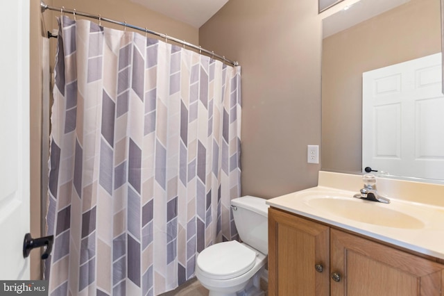 full bathroom with toilet, vanity, and curtained shower