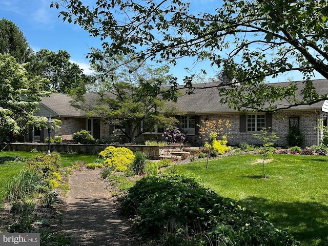 4 Apple Tree Ln, Hummelstown, PA 17036 - view of front facade featuring stone siding, a front yard, and a shingled roof