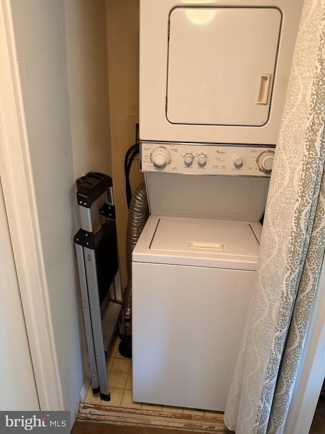441 Tomlinson Rd Unit E18, Philadelphia, PA 19116 - laundry area featuring estacked washer and dryer