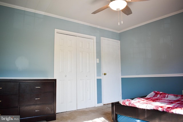 bedroom with carpet, a closet, crown molding, and ceiling fan