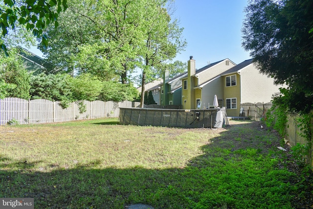 view of yard with a pool