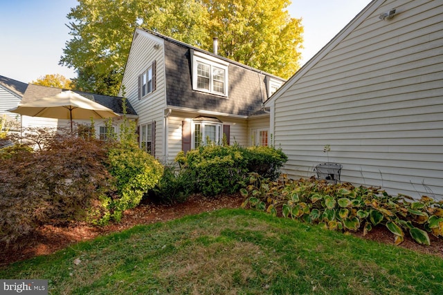 9841 Meadowcroft Ln, Montgomery Village, MD 20886 - back of house with a gambrel roof, a yard, and roof with shingles