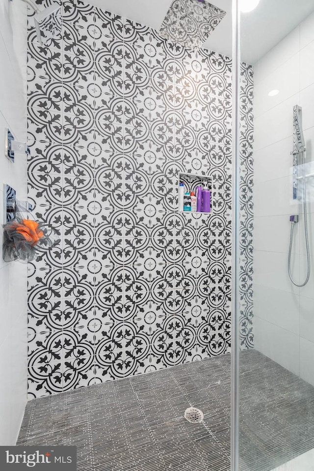 bathroom featuring a tile shower