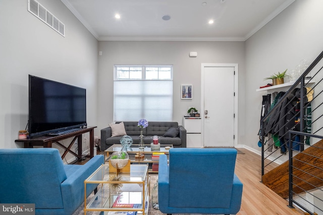 living room featuring wood finished floors, ornamental molding, recessed lighting, and baseboards