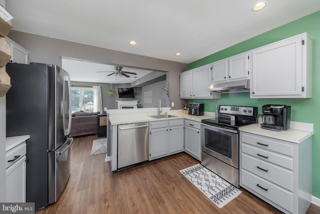 130 Brent Ct, Thorofare, NJ 08086 - kitchen featuring stainless steel appliances, under cabinet range hood, a sink, open floor plan, and a ceiling fan