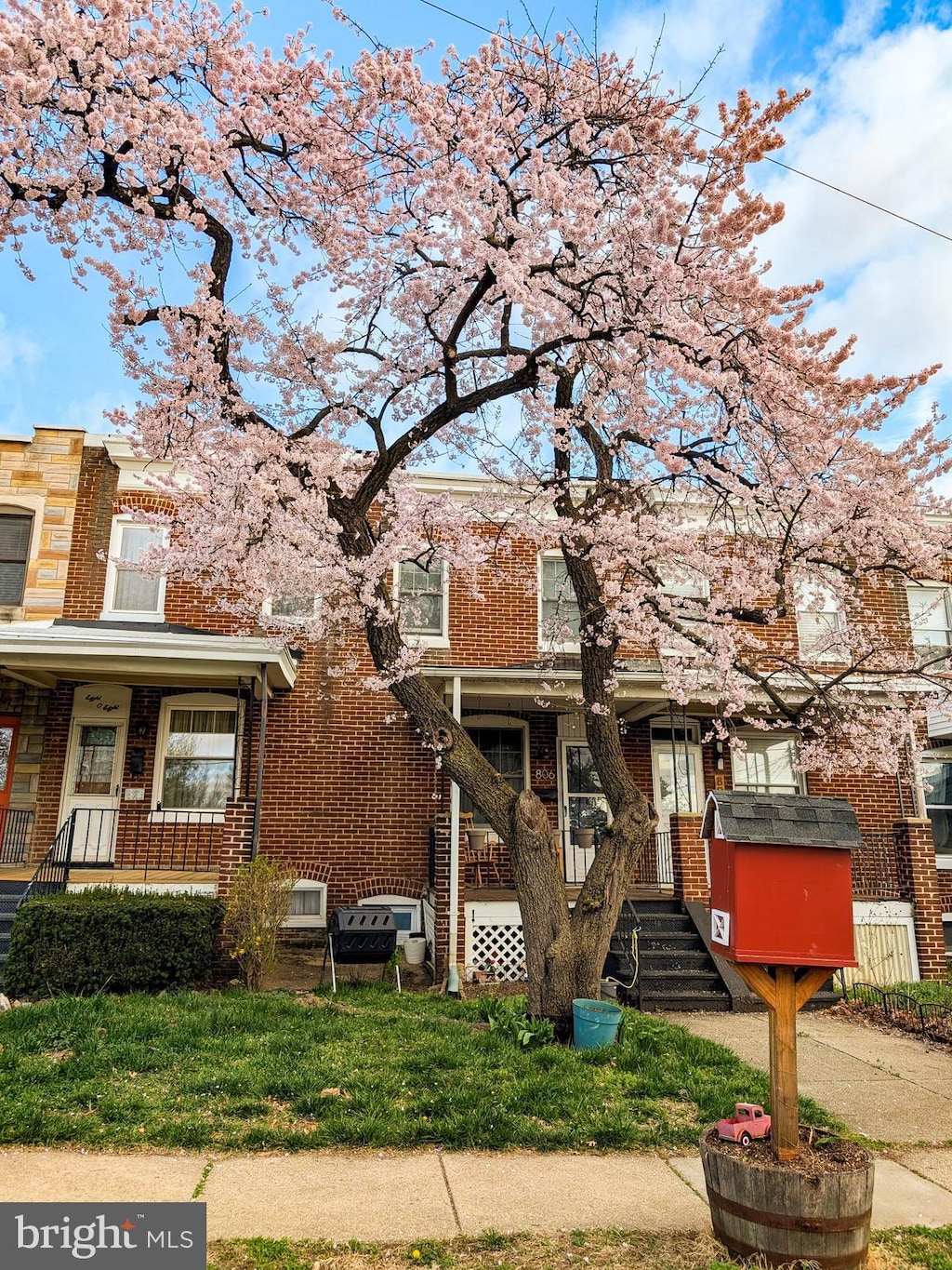 806 W 32nd St, Baltimore, MD 21211 - townhome / multi-family property featuring brick siding