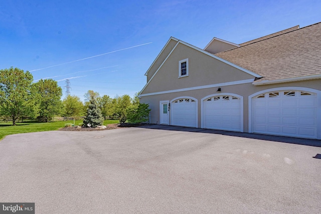 232 Cobblestone Ln, Bethlehem, PA 18020 - view of garage