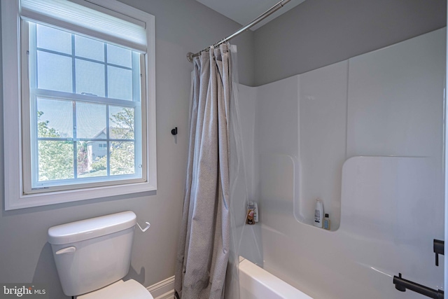 232 Cobblestone Ln, Bethlehem, PA 18020 - bathroom with toilet, baseboards, and shower / tub combo with curtain