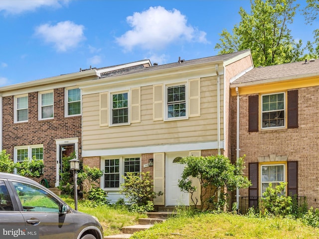 view of front facade featuring brick siding