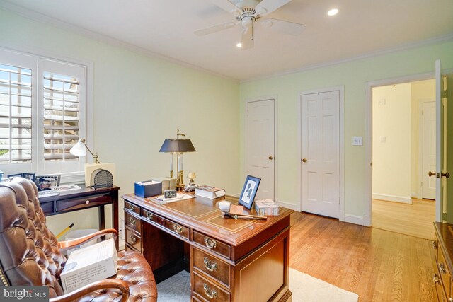 office area with light wood-style floors, crown molding, ceiling fan, and recessed lighting