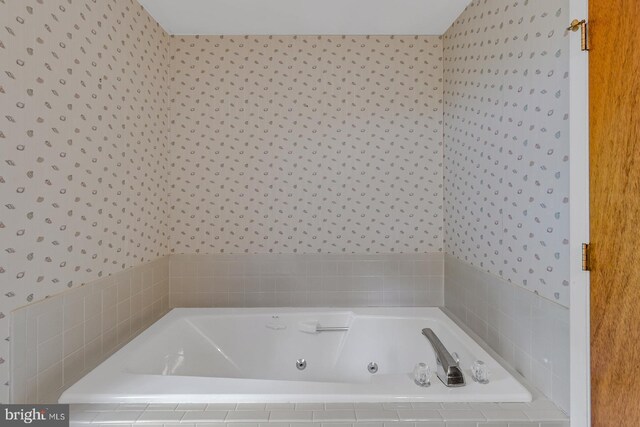 109 Kingfisher Cir, Weems, VA 22576 - full bathroom featuring wallpapered walls and a jetted tub