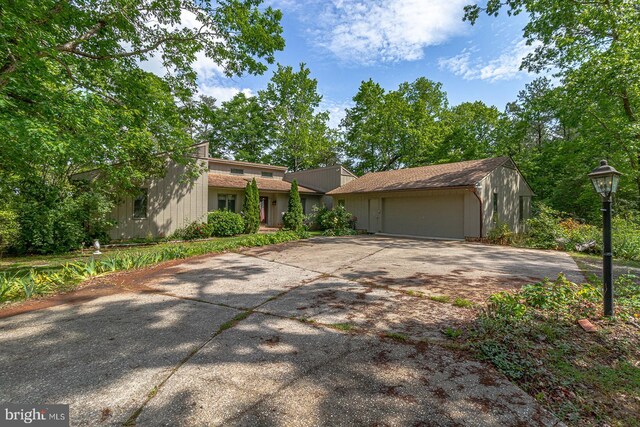 109 Kingfisher Cir, Weems, VA 22576 - mid-century inspired home featuring a garage and concrete driveway