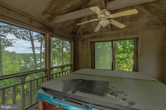 109 Kingfisher Cir, Weems, VA 22576 - sunroom with ceiling fan, a hot tub, and vaulted ceiling