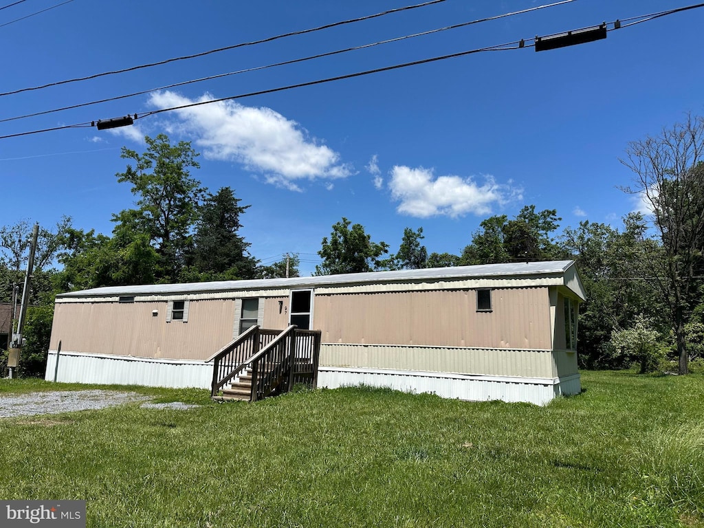manufactured / mobile home featuring a front yard