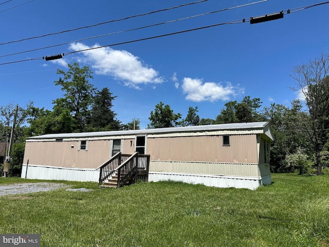 manufactured / mobile home featuring a front yard