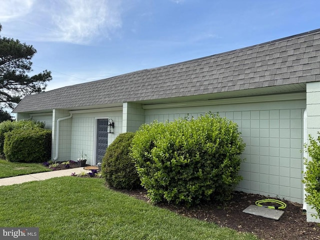 195 S Dr Unit E6, Kilmarnock, VA 22482 - view of front facade featuring roof with shingles, mansard roof, and a front yard