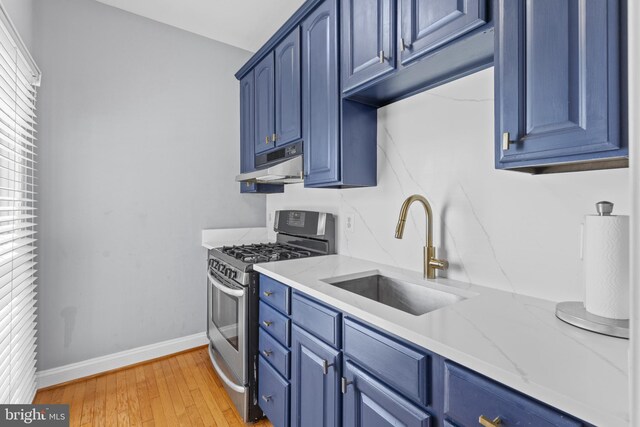 17621 Auburn Village Dr, Sandy Spring, MD 20860 - kitchen featuring gas range, a sink, blue cabinetry, and under cabinet range hood