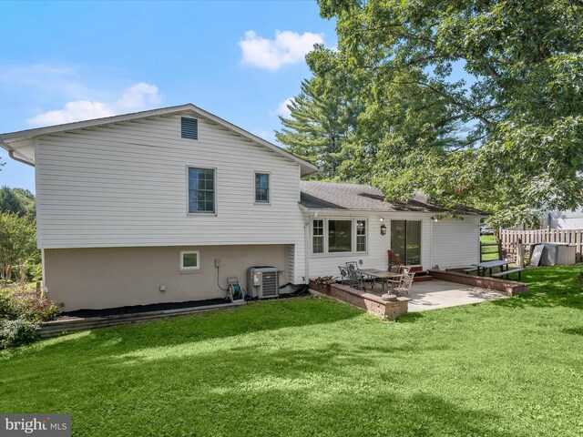 25109 Hickory Ridge Ln, Gaithersburg, MD 20882 - back of house with a patio and a yard