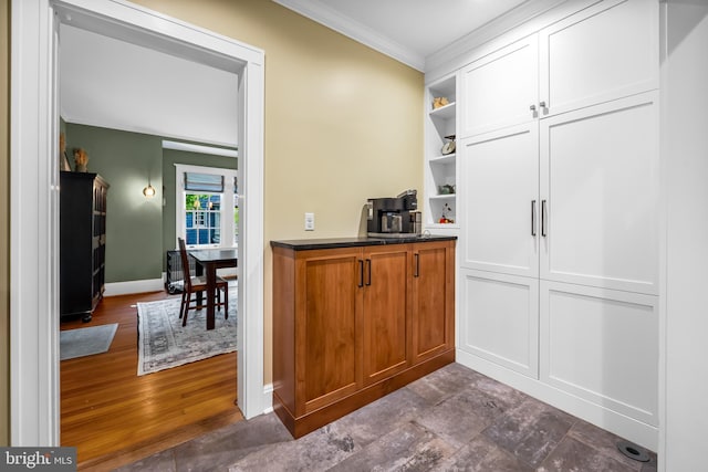 109 Deepdene Rd, Baltimore, MD 21210 - bar area with crown molding and baseboards