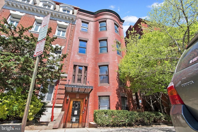 view of apartment building / complex