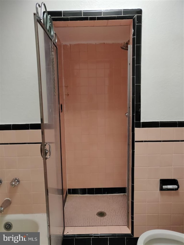 3138 Longshore Ave, Philadelphia, PA 19149 - bathroom with a shower stall