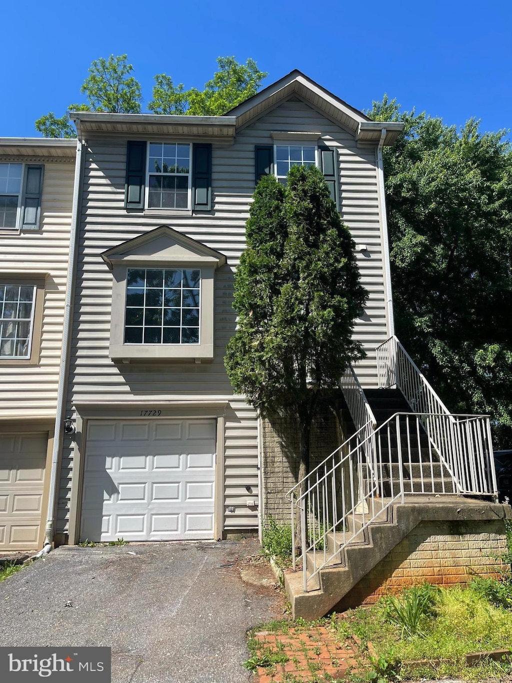 view of front of house featuring a garage and driveway