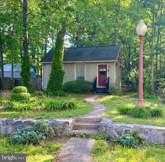 view of front of house featuring fence