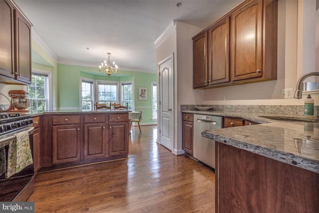3334 Castle Ridge Cir Unit 8, Silver Spring, MD 20904 - kitchen with stainless steel appliances, a sink, ornamental molding, a peninsula, and a chandelier