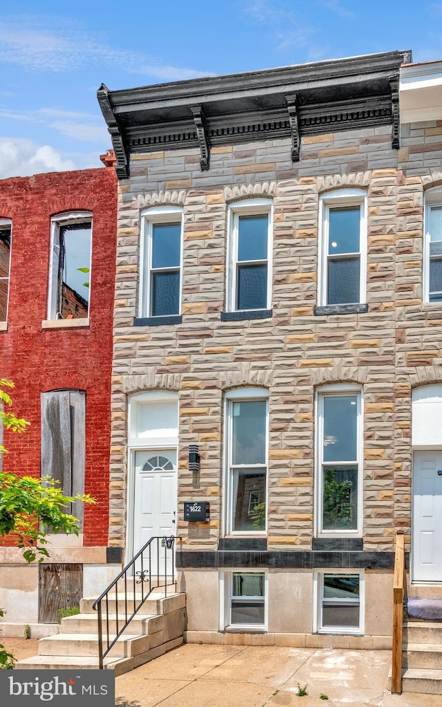 townhome / multi-family property with stone siding