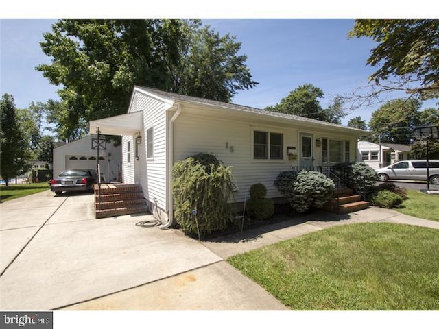 view of front of property with driveway and a front yard