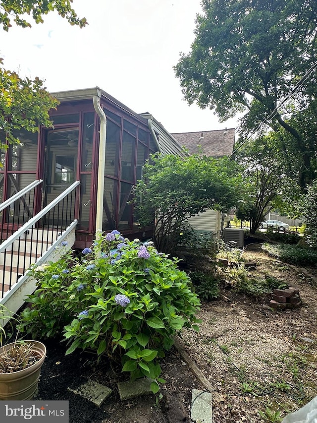5622 Pilgrim Rd, Baltimore, MD 21214 - view of yard featuring a sunroom