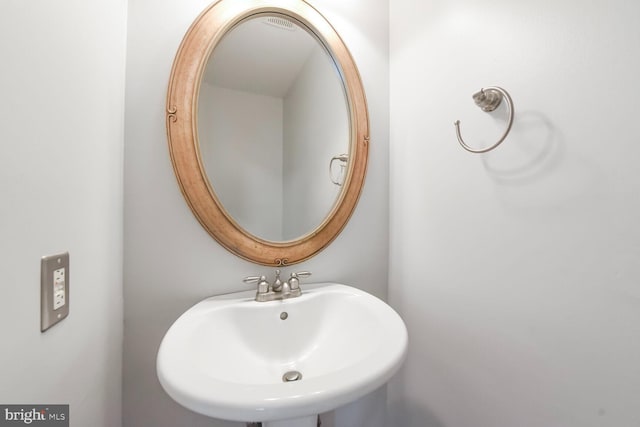 bathroom featuring a sink
