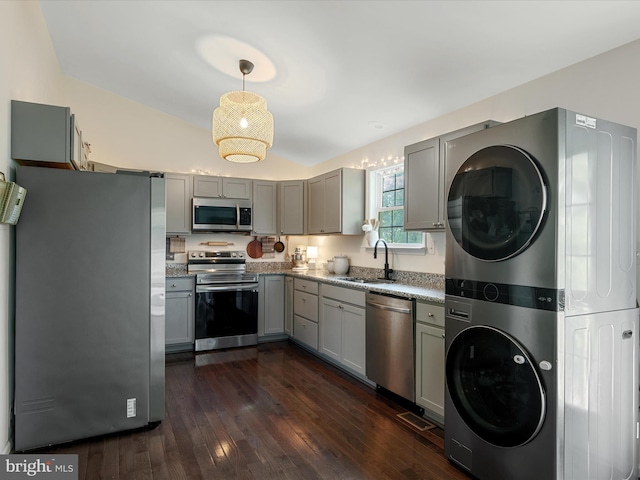 439 Windy Way, Front Royal, VA 22630 - kitchen featuring stainless steel appliances, stacked washer and clothes dryer, gray cabinetry, a sink, and dark wood-style flooring