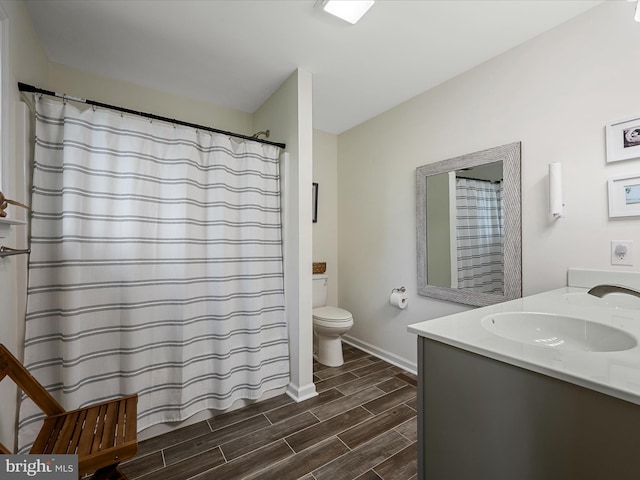 439 Windy Way, Front Royal, VA 22630 - full bath featuring wood finish floors, baseboards, toilet, vanity, and a shower with shower curtain