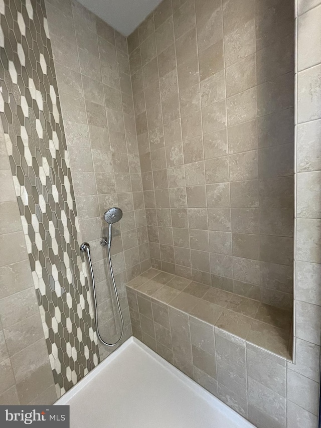 bathroom featuring tiled shower