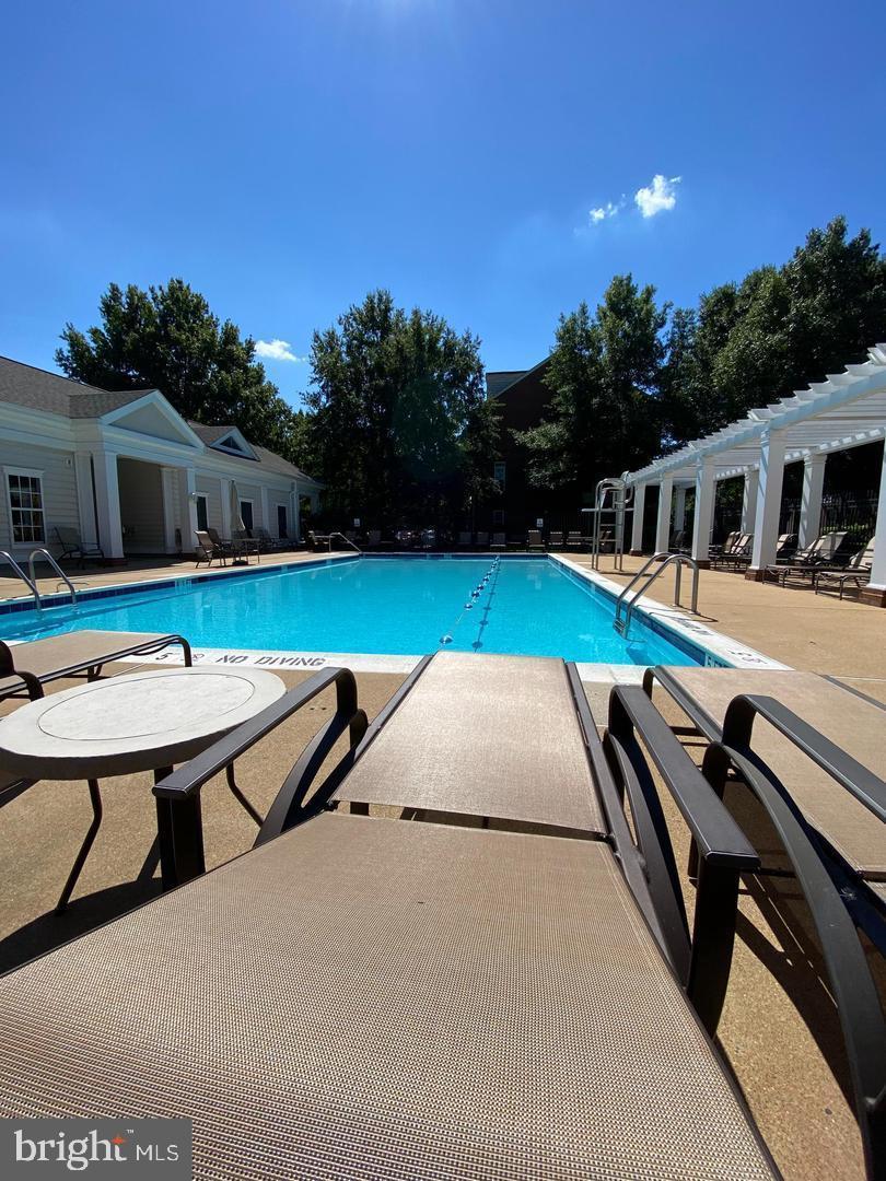 1604 Hunting Creek Dr Unit B, Alexandria, VA 22314 - community pool with a patio and a pergola