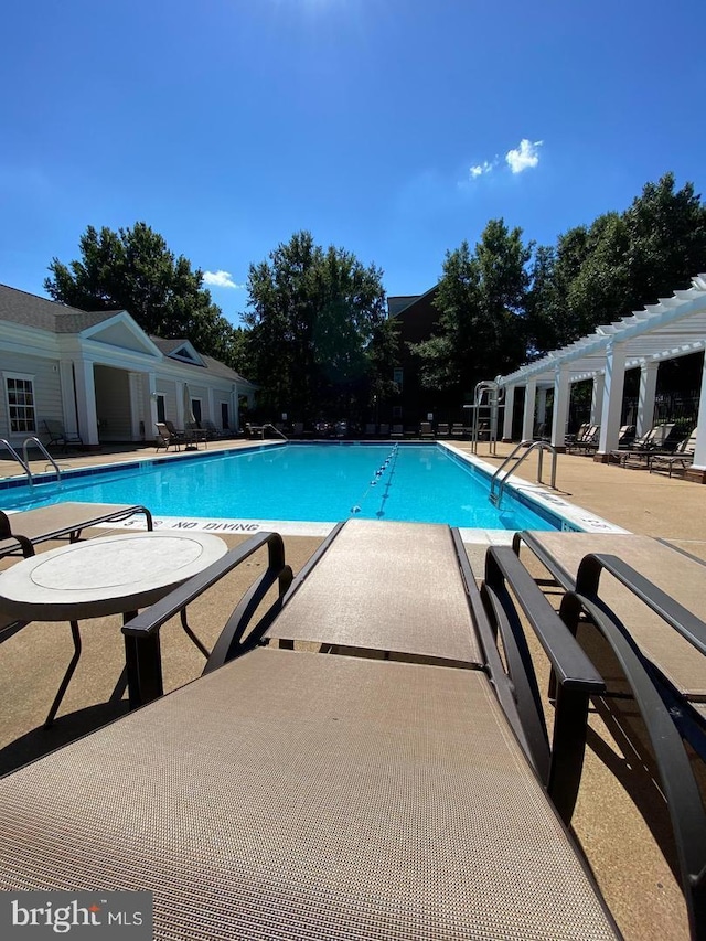 1604 Hunting Creek Dr Unit B, Alexandria, VA 22314 - community pool with a patio and a pergola