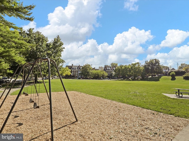 1604 Hunting Creek Dr Unit B, Alexandria, VA 22314 - view of property's community featuring a yard