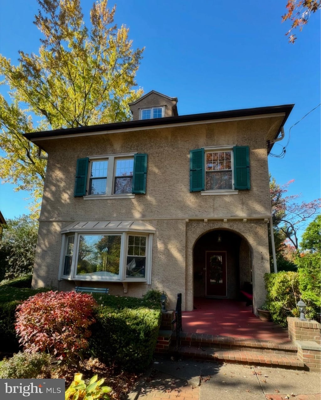 view of front of house with stucco siding