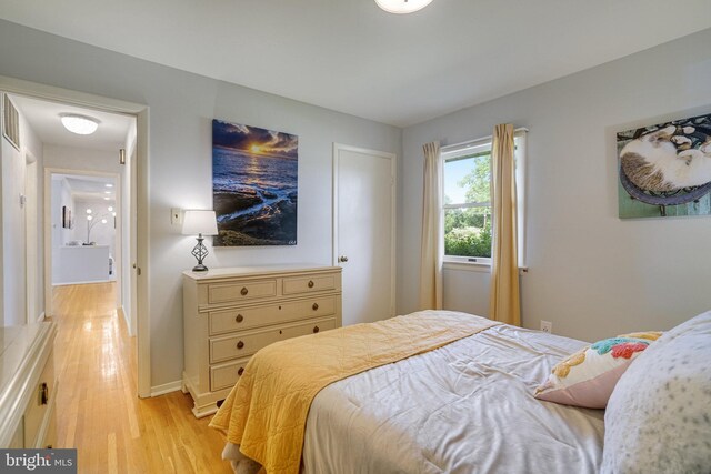 5101 Ampthill Dr, Alexandria, VA 22312 - bedroom featuring light wood-type flooring and baseboards
