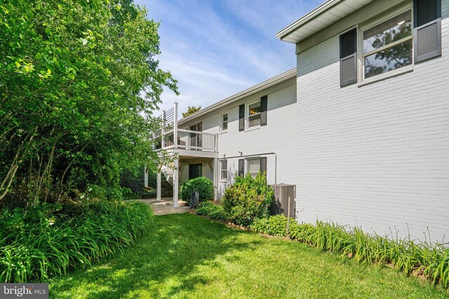 5101 Ampthill Dr, Alexandria, VA 22312 - view of green lawn featuring central AC and a balcony