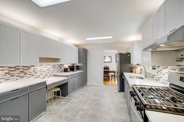 5101 Ampthill Dr, Alexandria, VA 22312 - kitchen with stainless steel appliances, a sink, gray cabinetry, backsplash, and light countertops
