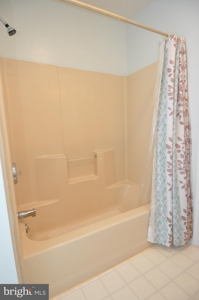 full bathroom featuring shower / tub combo with curtain