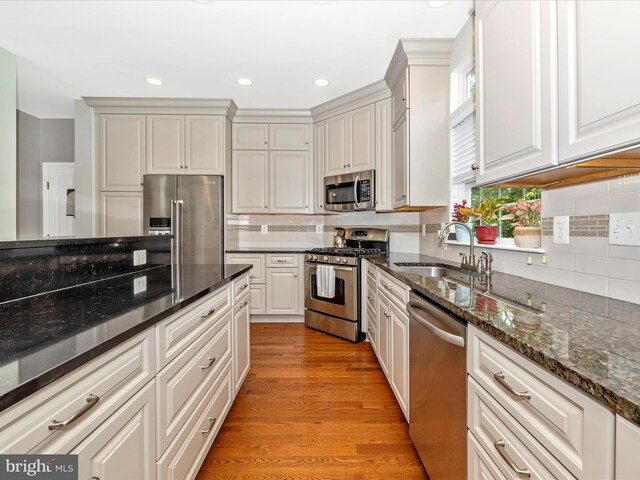 6470 Saddlebrook Ln, Frederick, MD 21701 - kitchen featuring appliances with stainless steel finishes, a sink, backsplash, light wood-style flooring, and recessed lighting
