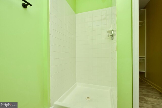 10305 Butternut Cir, Manassas, VA 20110 - full bath featuring a shower stall and baseboards