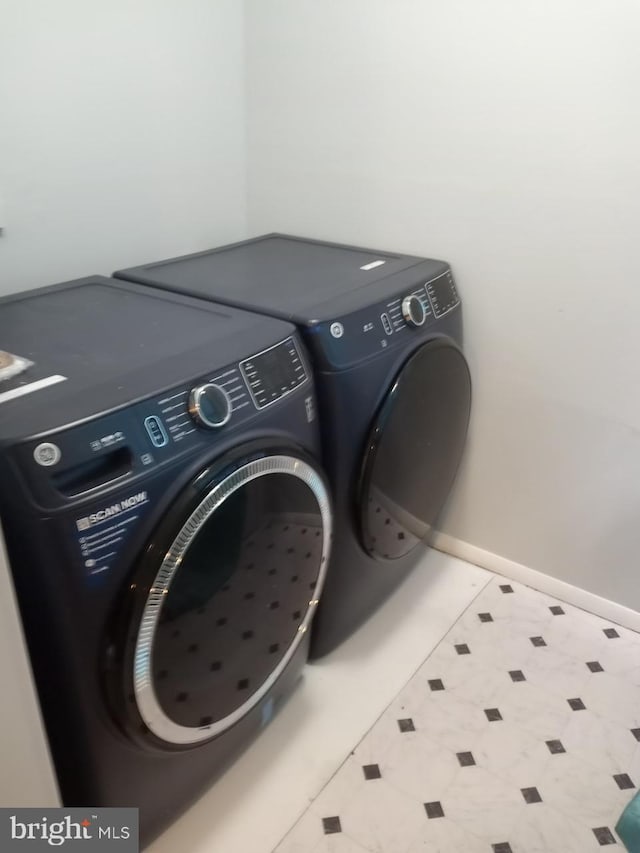 28 Ridgewood Pl, Willingboro, NJ 08046 - laundry area featuring independent washer and dryer, tile patterned floors, and baseboards